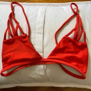 Acacia top. Pull on style. Not adjustable. Size small.